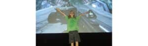 Pai aluga sala de cinema para filho jogar videogame