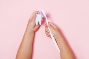 Só é necessário levar a criança para o dentista quando ocorre a retenção prolongada