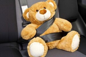 Crianças não podem ser deixadas sozinhas no carro