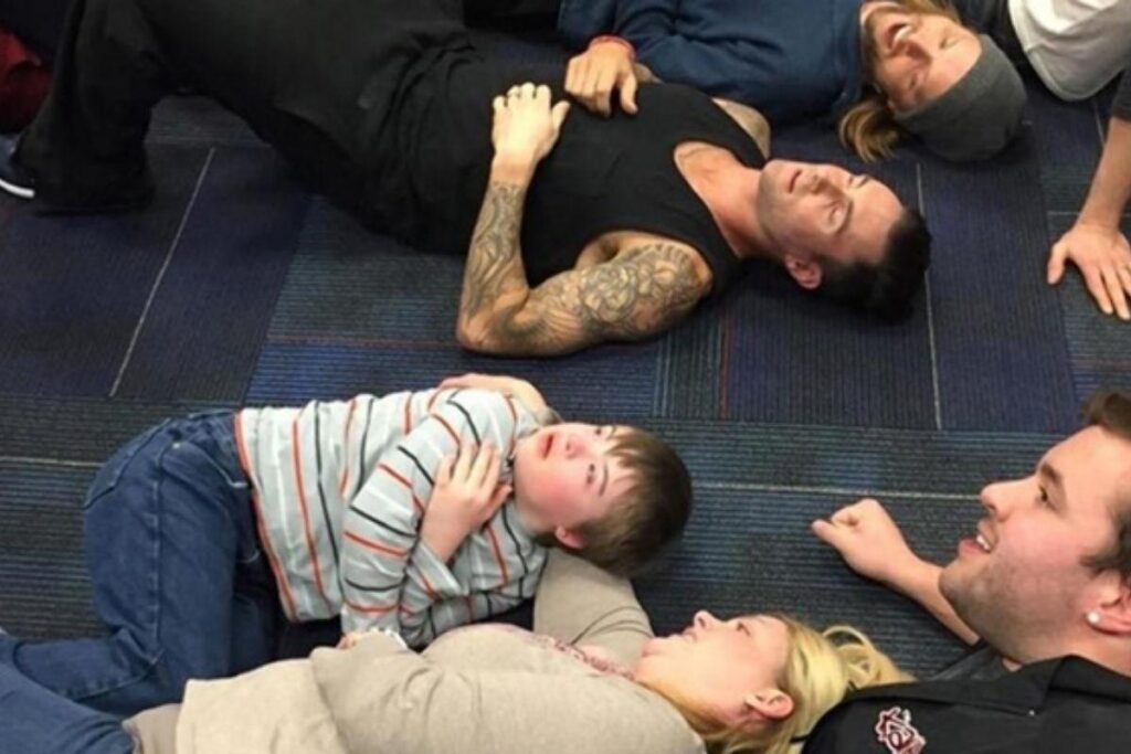 Adam Levine e a banda Maroon 5 se encontram com fã que tem síndrome de Down
