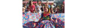 Escola adapta apresentação em festa para que aluna cadeirante possa participar