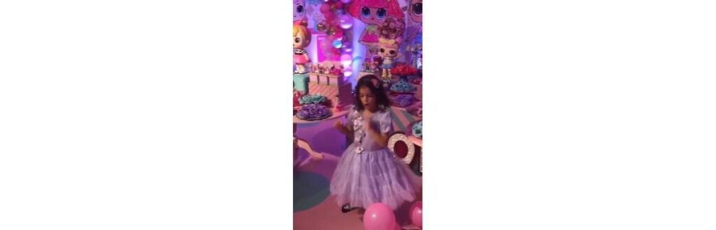 Foto: Reprodução Instagram / @veravielCom a presença de vários famosos, a decoração da festa foi tomada pelo cor-de-rosa, bonecas e várias bexigas. O look escolhido pela aniversariante foi um vestido azul com babados. Vídeos foram compartilhados no Inst...