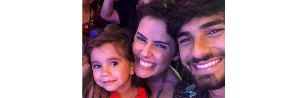 Deborah Secco com a filha, Maria Flor, e o marido, Hugo Moura