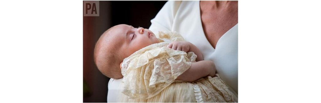 Kate e o filho Louis em seu batizado