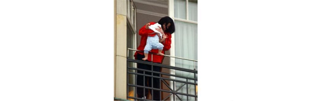 Michael Jackson mostra filho por cima de sacada, em Berlim