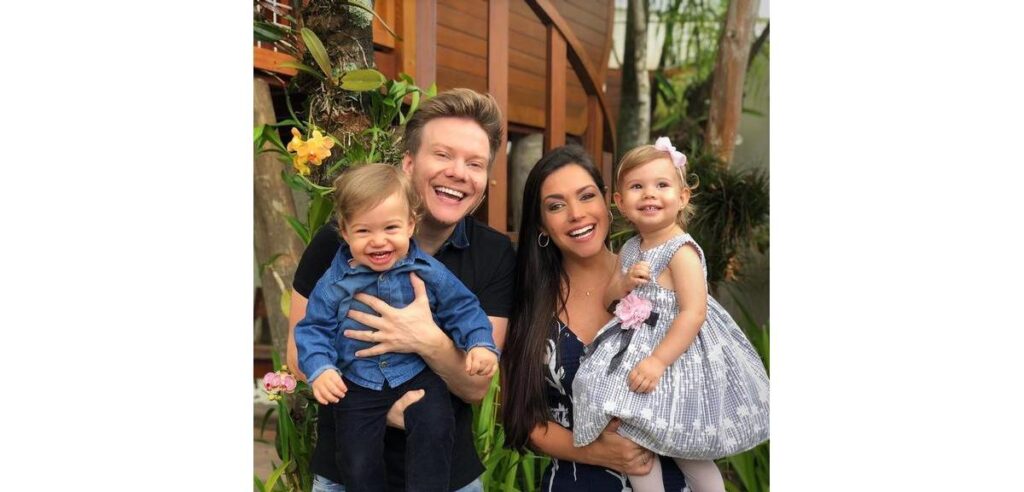 Michel Teló junto com os filhos