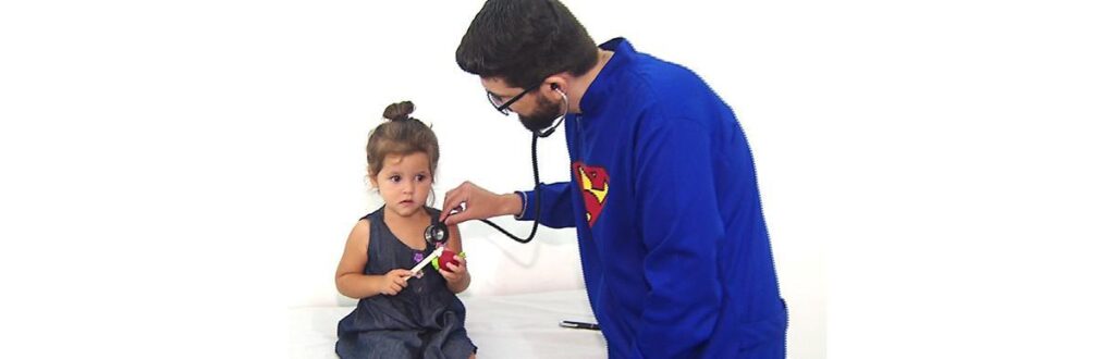 O médico com jaleco da Frozen e estetoscópio com tomate de plástico na ponta