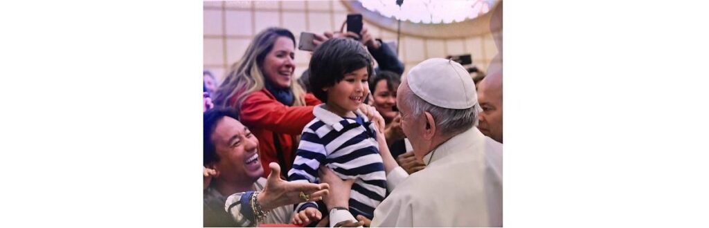 Felipe, aos 3 anos, com o Papa Francisco