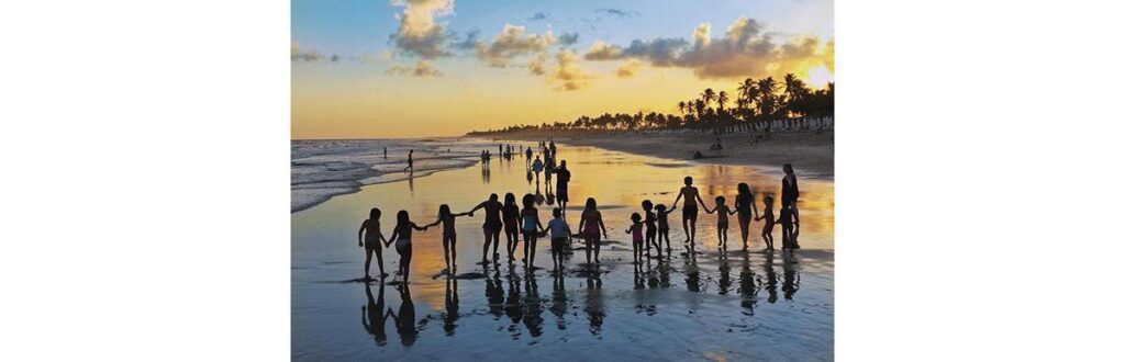 As crianças realizaram o sonho de conhecerem o mar