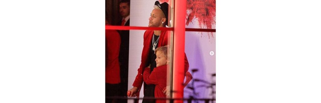 Neymar ao lado do filho