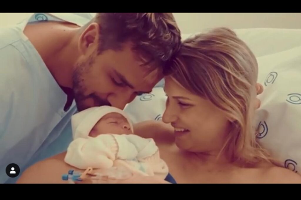 Julio Rocha e Karoline Kleine com José, ainda na maternidade