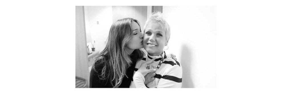 Um carinho entre Xuxa e Sasha