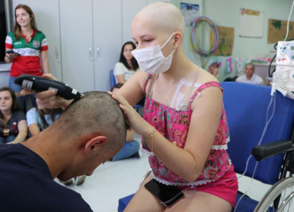 As crianças puderam raspar os cabelos dos novos alunos de medicina