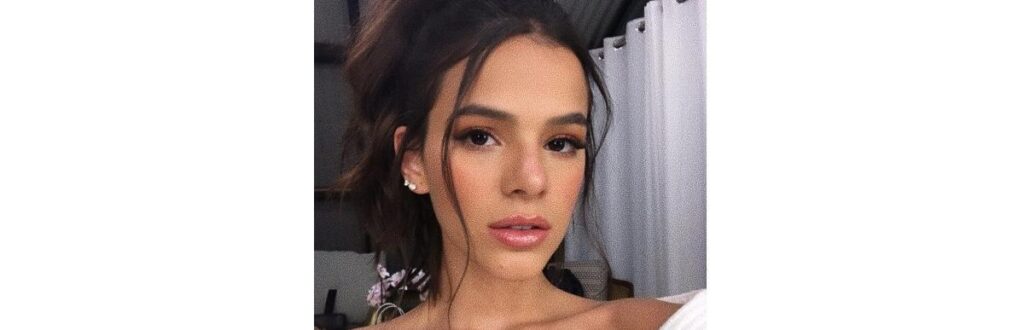 Bruna Marquezine está em viagem missionária para Angola
