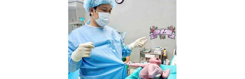 Bebê segura roupa do médico