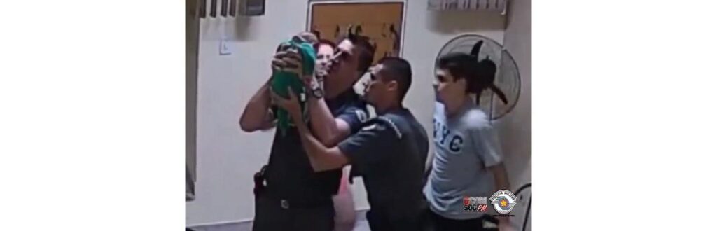 A família do bebê com os cabos que o salvaram