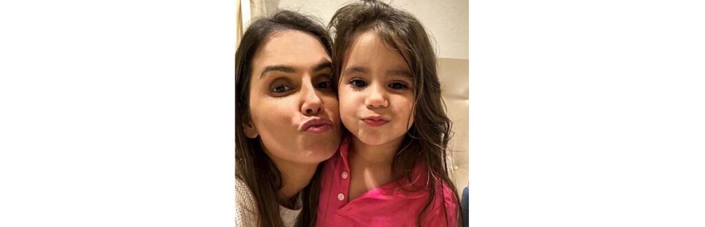 Deborah Secco é mãe de Maria Flor