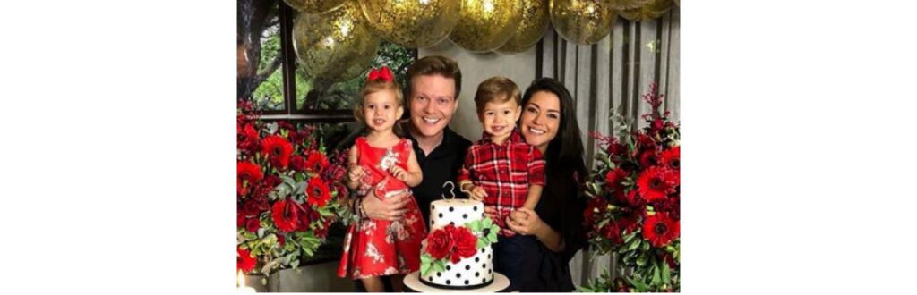 Thais Fersoza comemorando o aniversário ao lado de Michel Teló e dos filhos Melinda e Teodoro