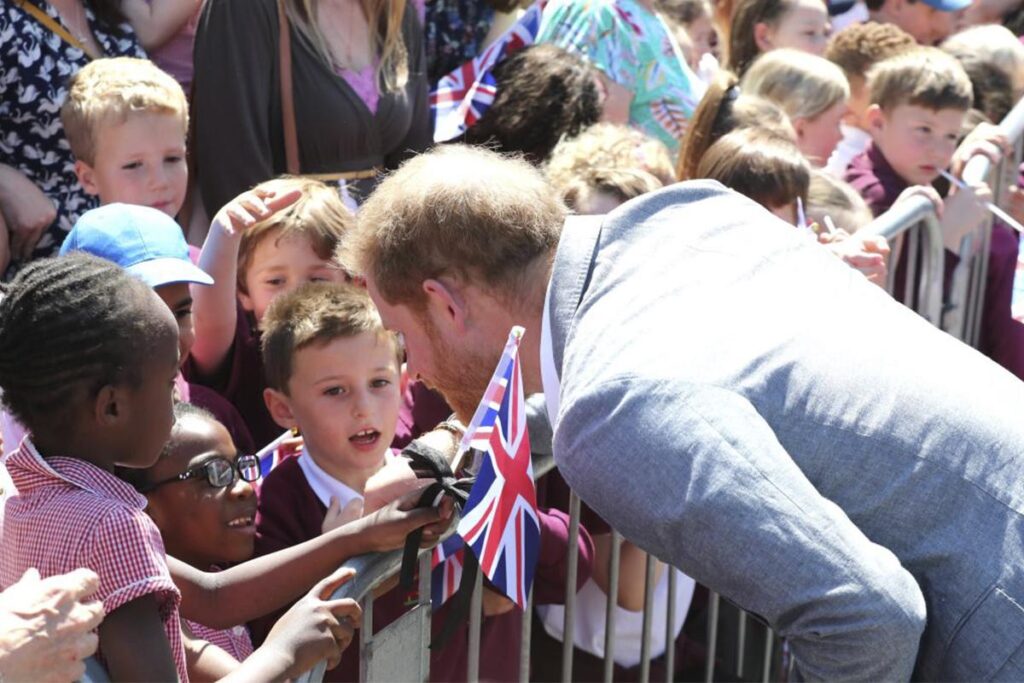 Príncipe Harry ganha presente de criança durante o evento em Oxford