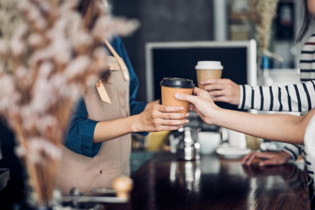 A mulher foi impedida de pegar o café só porque estava grávida