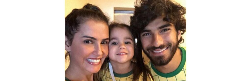 Deborah Secco é mãe de Maria Flor