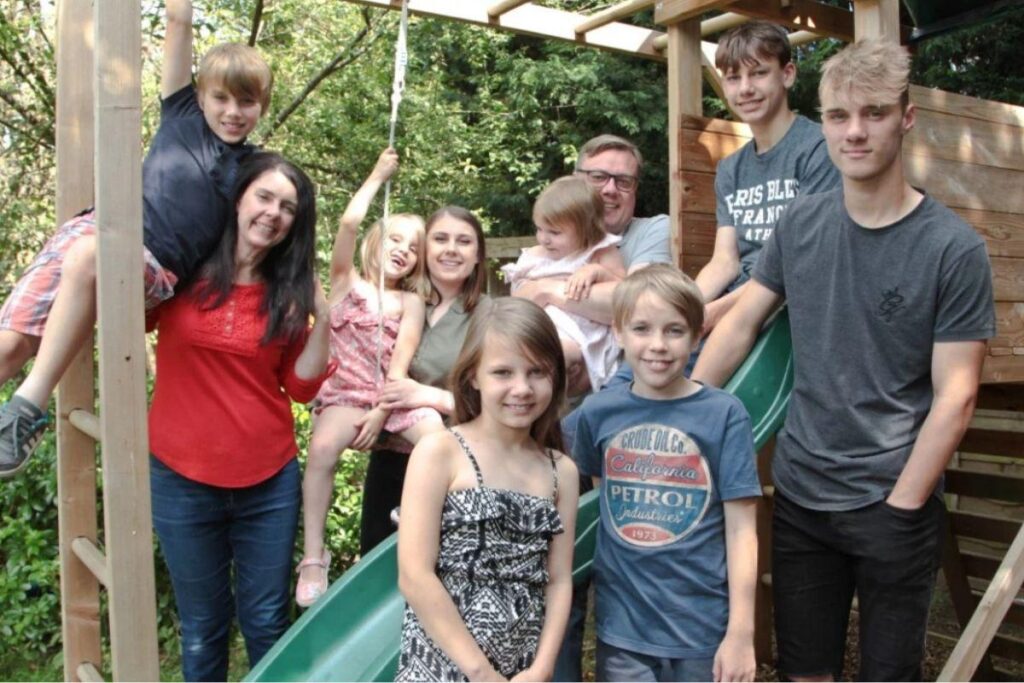 A família tem 8 filhos e todos auxiliam na casa
