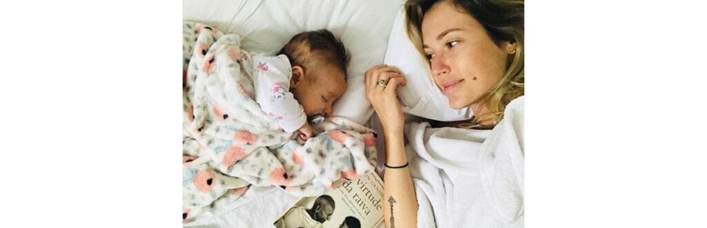 Atriz Juliana Dinone com a filha Liz