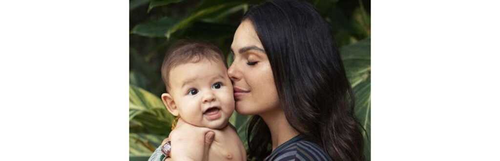 Isis Valverde junto com o marido e o filho Rael