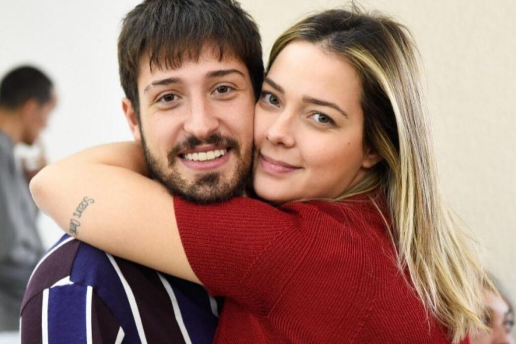 Carol Dantas junto com os cachorros