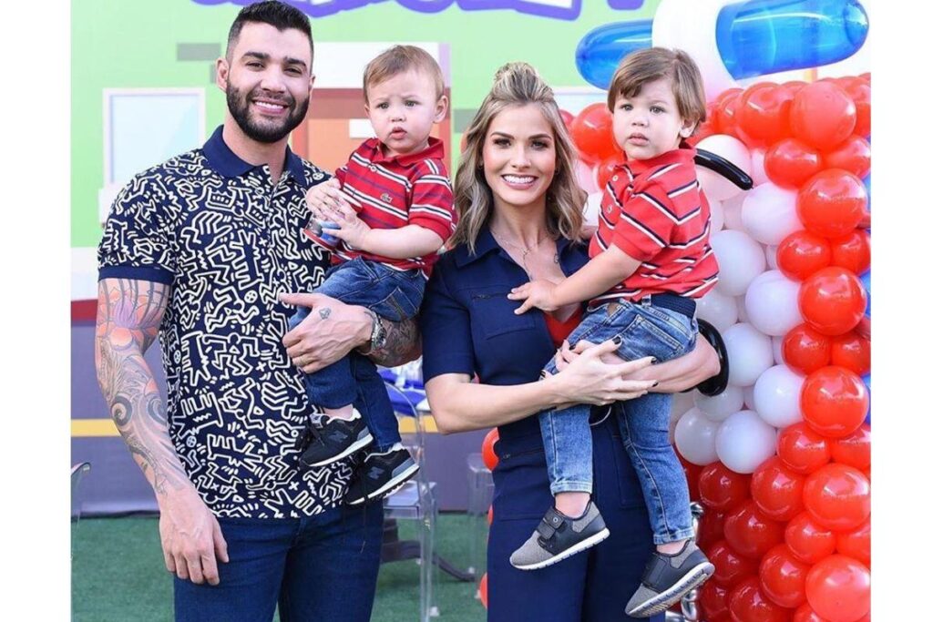 Gusttavo Lima aproveitou o domingo na piscina com a família