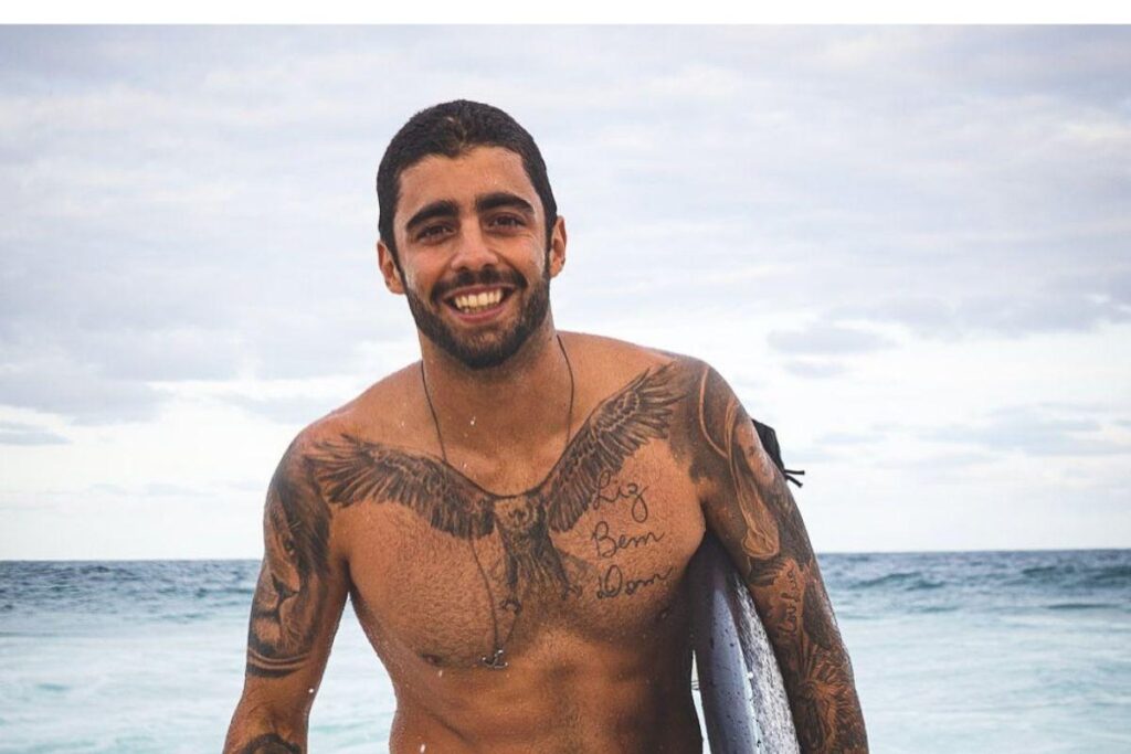 O surfista precisou levar o filho, Bem, para o hospital: