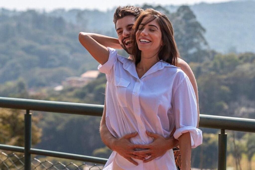 Romana Novais posta fotos exibindo barriga de 7 meses de gestação.