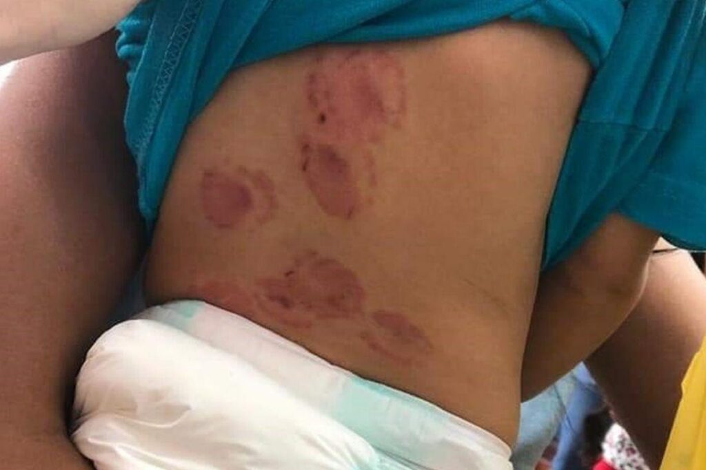 O menino ficou sozinho com outras duas crianças