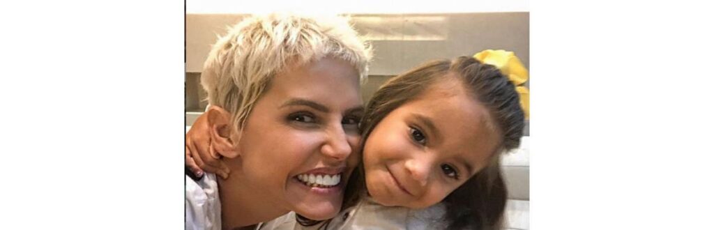 Deborah Secco é mãe de Maria Flor, fruto do relacionamento dela com Hugo Moura. As duas são o maior grude uma com a outra