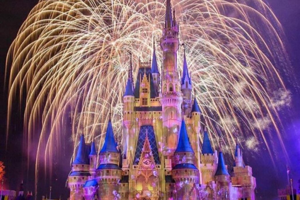 O show de fogos foi apresentado pela Minnie Mouse