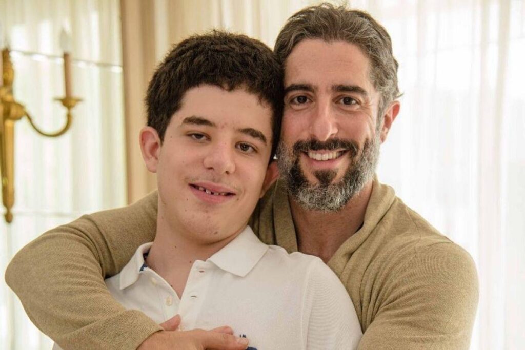 Marcos Mion e Romeo são só um grude