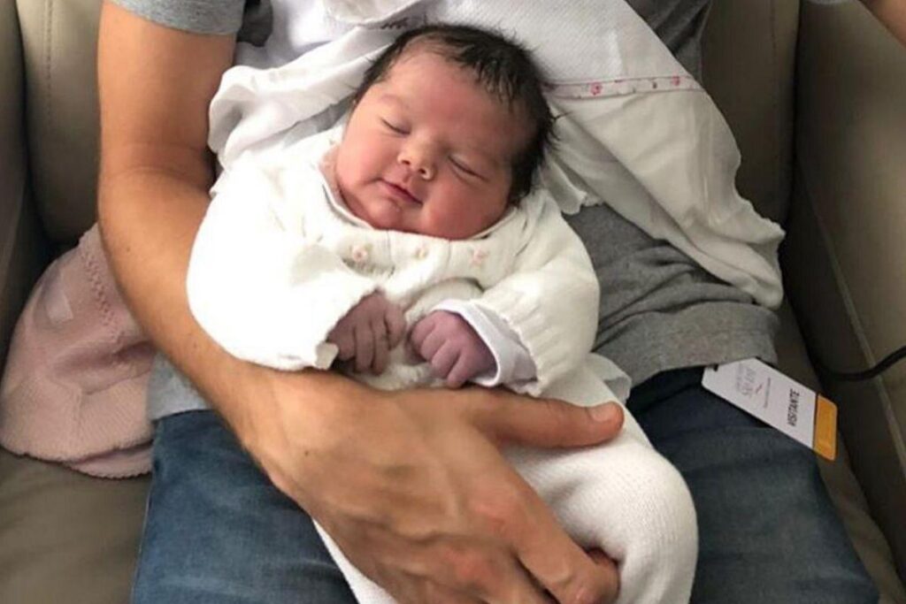 Clara Maria chegou para fazer Tatá Werneck e Rafael Vitti suspirarem (junto com a internet inteira)