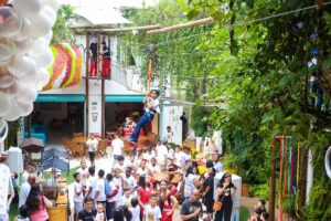 Com um espaço ao ar livre, as crianças puderam se jogar
