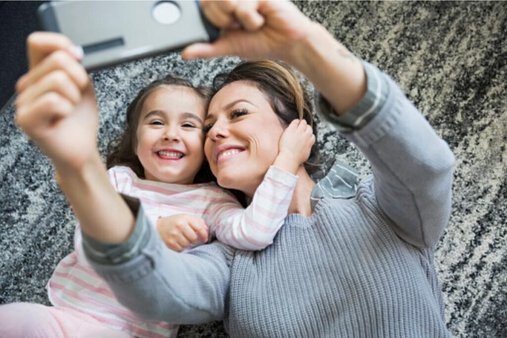 Quase 80% dos pais postam fotos dos filhos nas redes sociais, você sabia?
