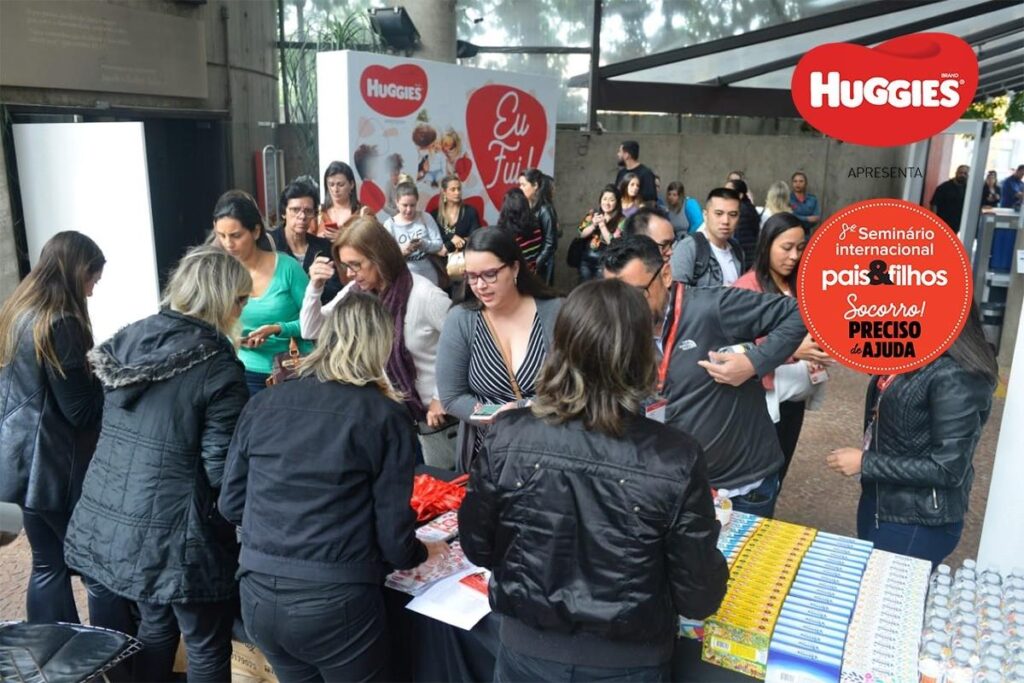 Logo na entrada, a recepção incluiu crachá e sacola de brindes