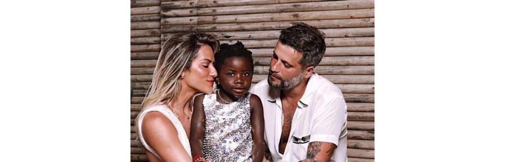 Titi está com seis anos e já está mostrando que tem talento para a moda.