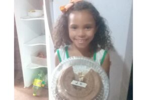 Menina tem bolo rejeitado pela classe da escola e mãe encontra o melhor jeito de lidar com a situação