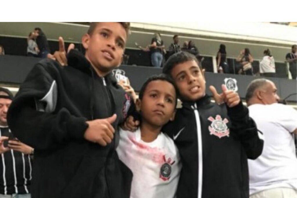 Meninos vão à Arena Corinthians pela primeira vez