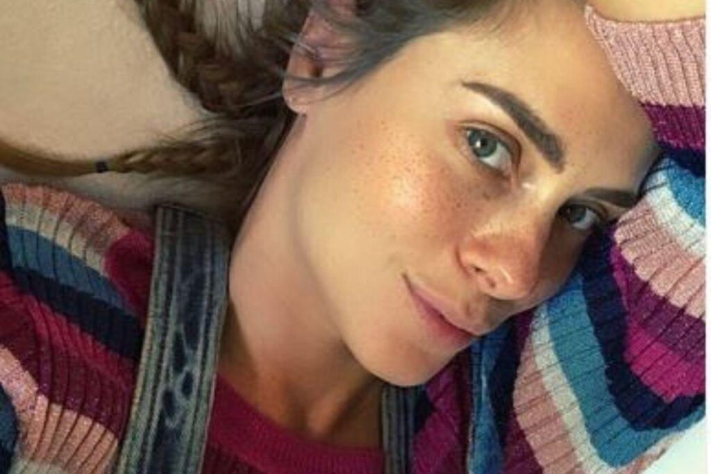 Carolina Dieckmann alimentou girafas em Safári com o filho caçula.