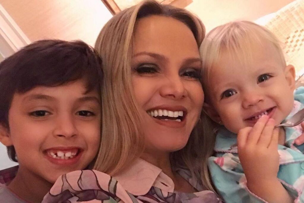A menina é fruto do relacionamento da apresentadora com o diretor Adriano Ricco
