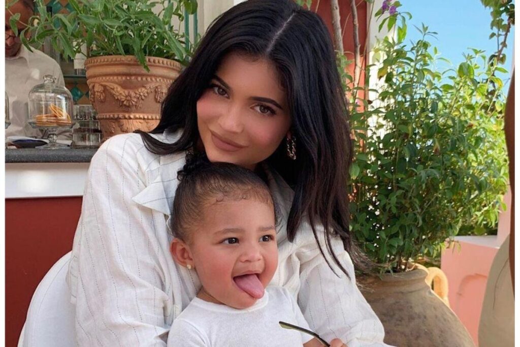 Kylie aguarda aniversário da filha para lançar coleção de maquiagens inspiradas nela.