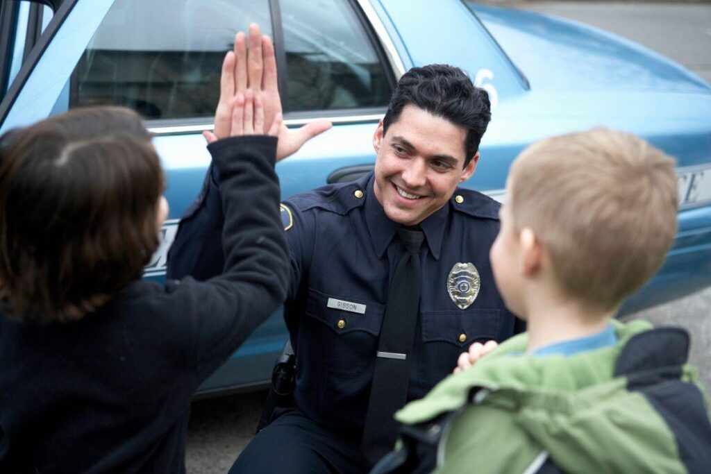 Menino recebe policiais em festa de aniversário