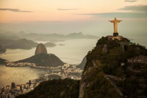 Rio de Janeiro projeta no Cristo Redentor a bandeira de todos os países infectados pelo coronavírus