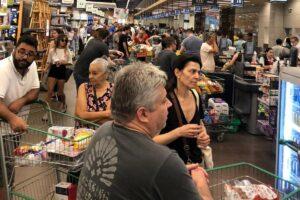 Supermercados mostram redução de produtos nas prateleiras com corrida às compras por causa do coronavírus