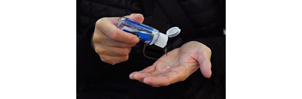 Álcool gel é um dos recursos essenciais para lutar contra o coronavírus